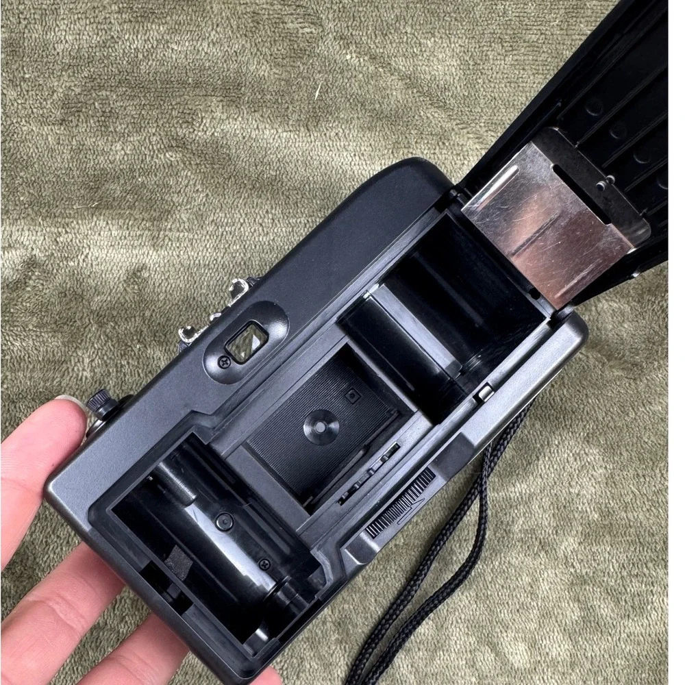Vivitar EZ 35 Vintage 35mm Point & Shoot Film‎ Camera Focus Free Strap Black